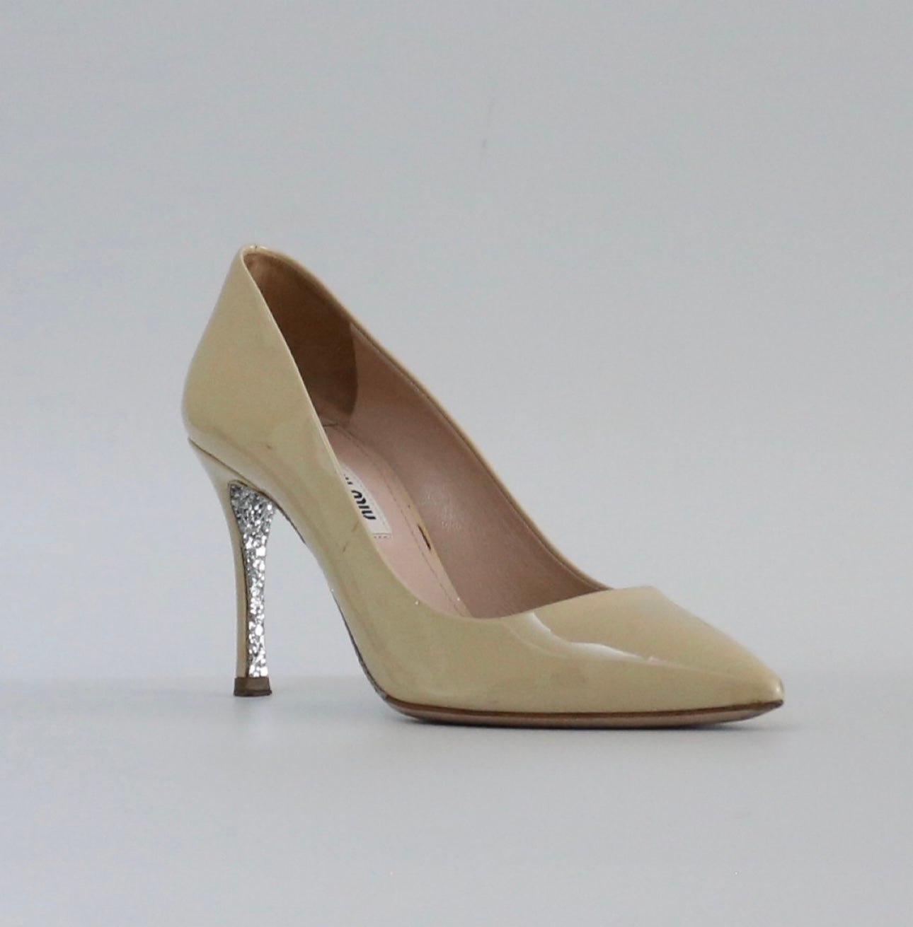 Scarpin amarelo/nude com detalhe gliter prata - Miu Miu